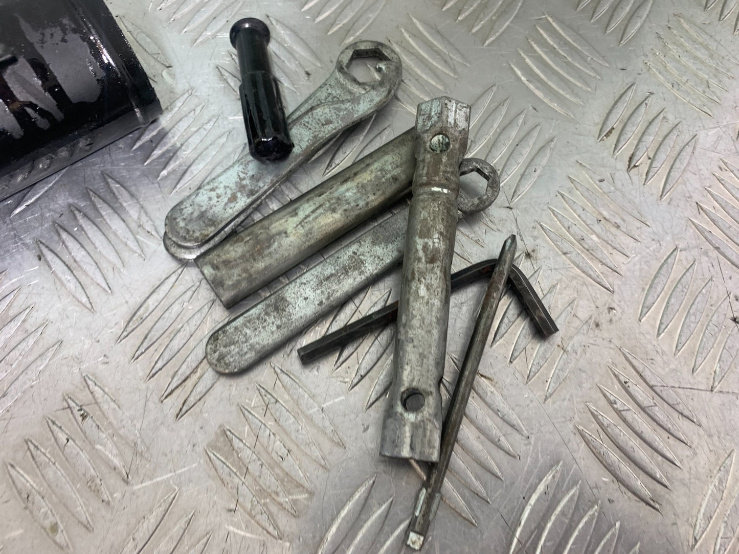 HONDA GL500 GL 500 SILVERWING TOOL KIT  YEAR 1981-82 (CMB1168)