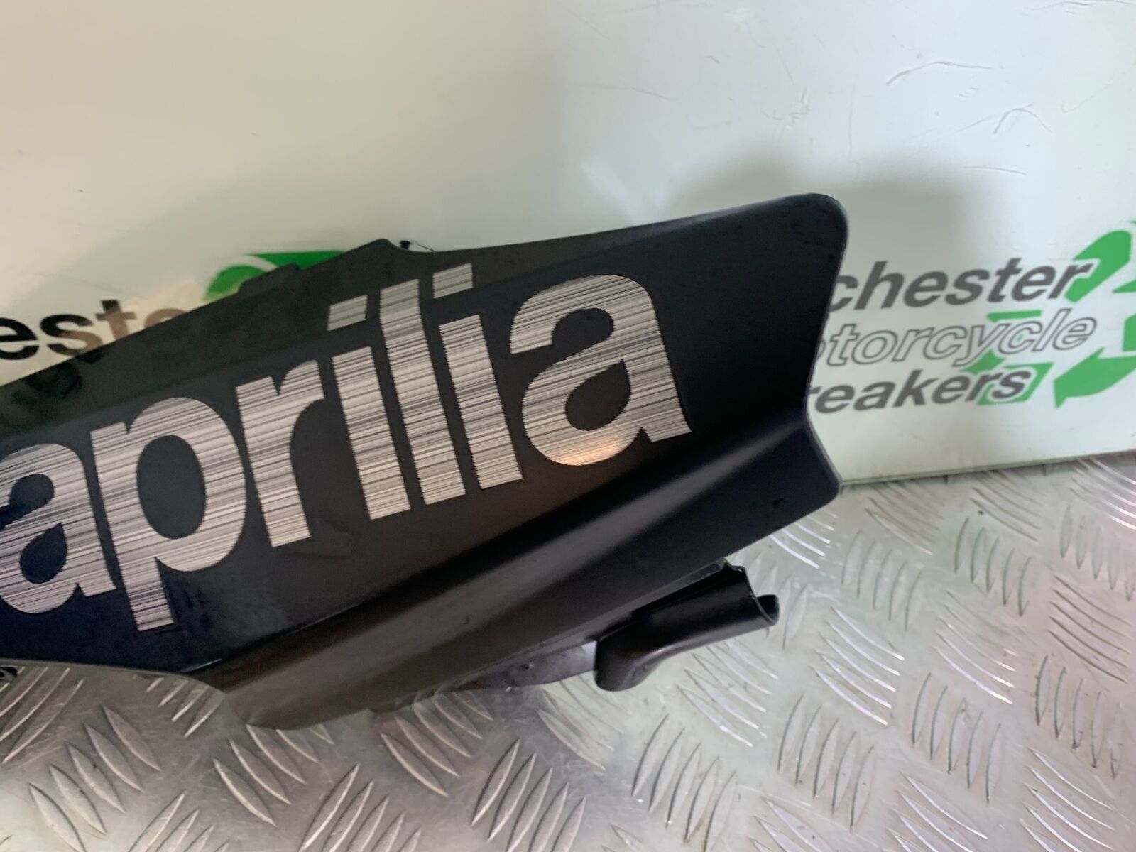 APRILIA SL750 SL 750 SHIVER LEFT TANK COWL  YEAR 2012 (CMB1074)