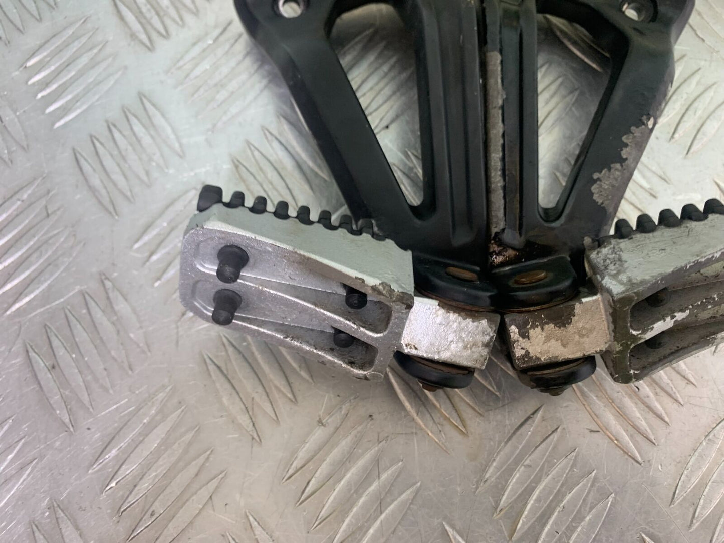 SINNIS TERRAIN 125 REAR HANGER AND PEGS  YEAR 2024 (CMB1072)