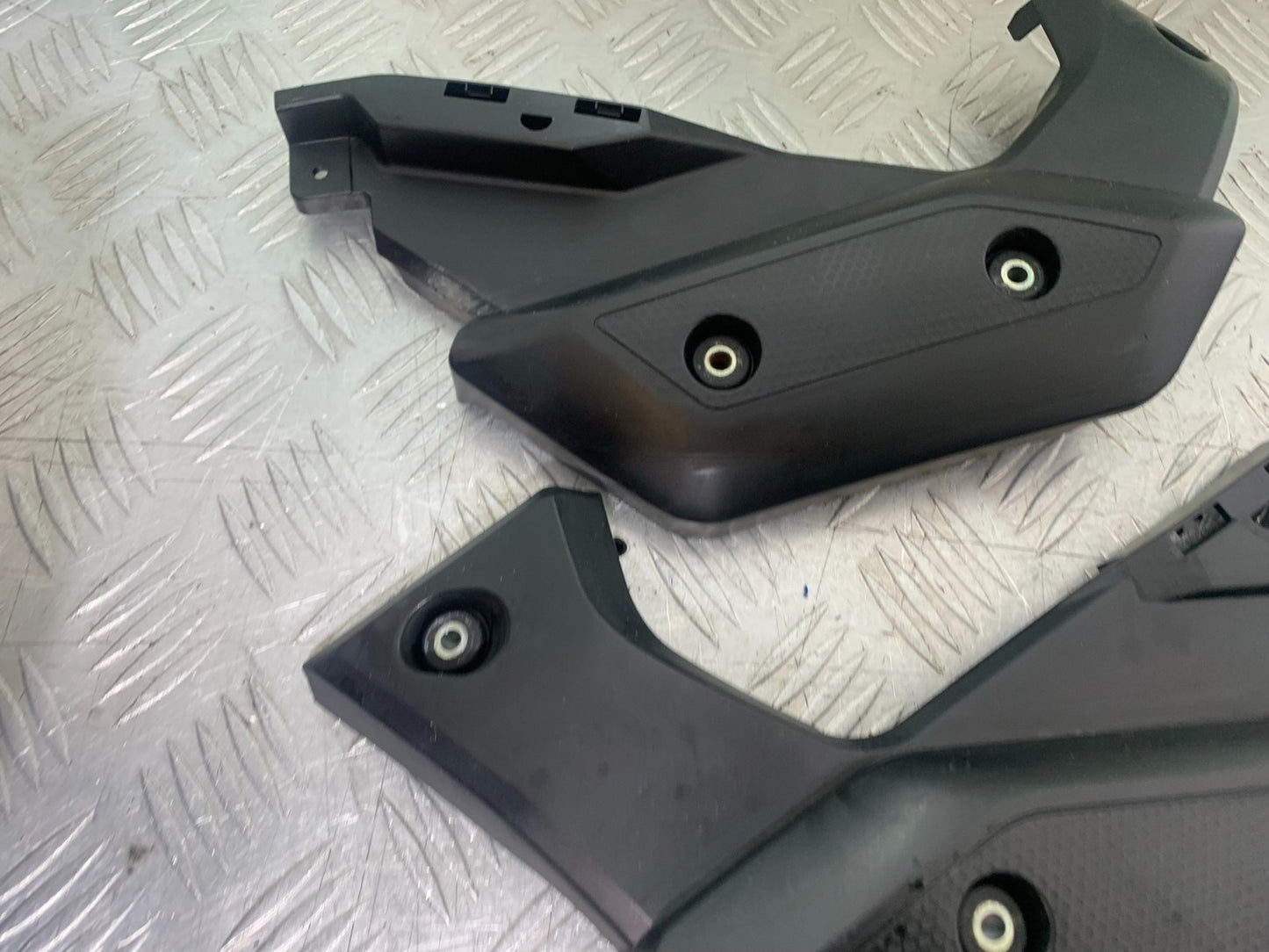 YAMAHA XJ6 XJ6-S LEFT AND RIGHT SIDE INFILLS   YEAR 2009-2015  (CMB1212)