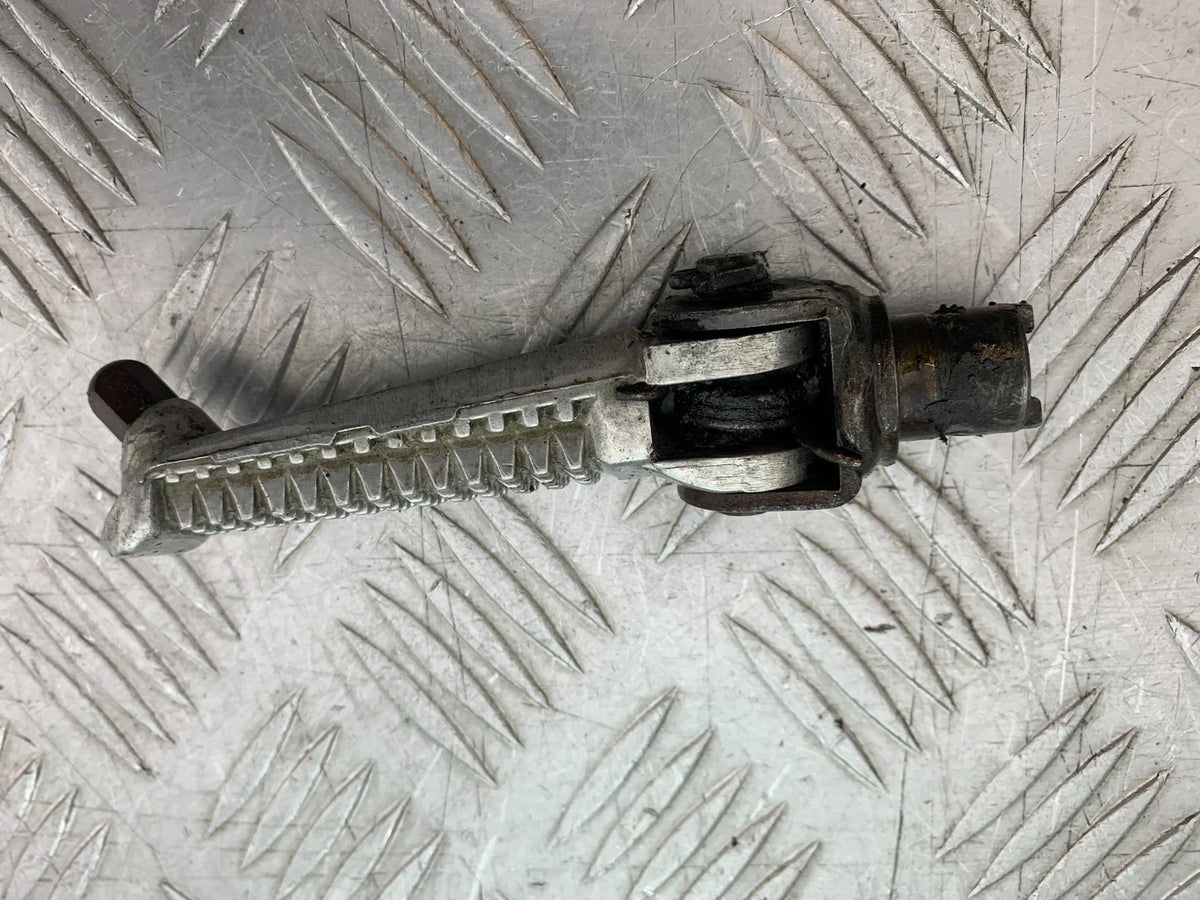 SUZUKI GSXR600 GSXR 600 SRAD FRONT RIGHT FOOTPEG   YEAR 1997-2000 (CMB1276)