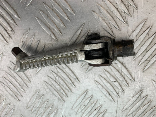SUZUKI GSXR600 GSXR 600 SRAD FRONT RIGHT FOOTPEG   YEAR 1997-2000 (CMB1276)
