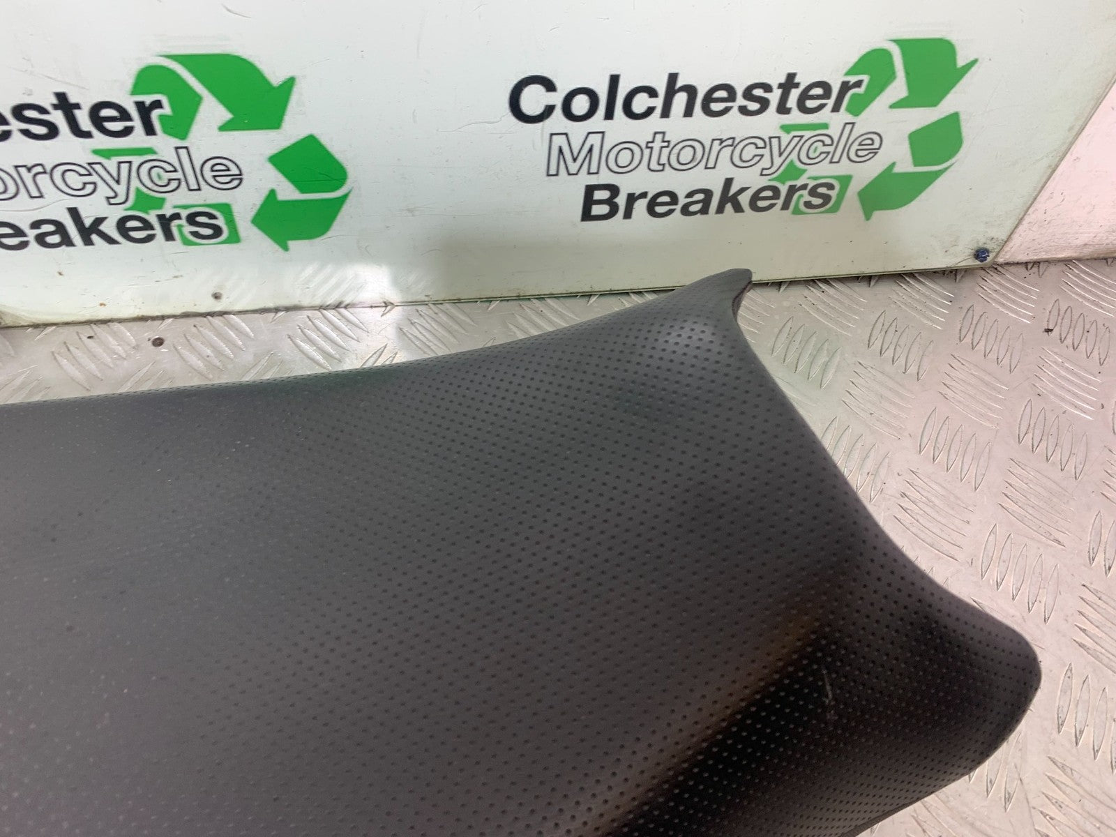 SUZUKI GSF1200 GSF 1200 BANDIT SEAT YEAR 2001-2004 (CMB1188)
