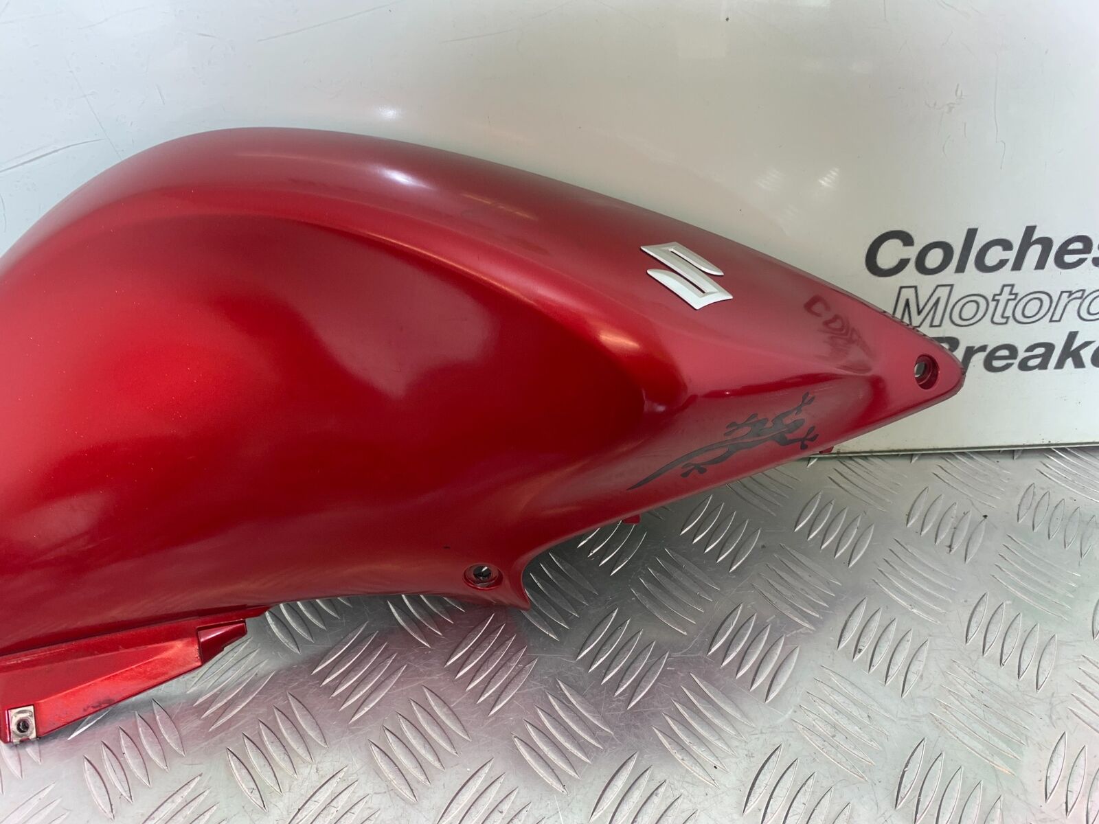 SUZUKI DL 650 V-STROM RIGHT TANK PANEL  YEAR 2016 (STOCK 996)