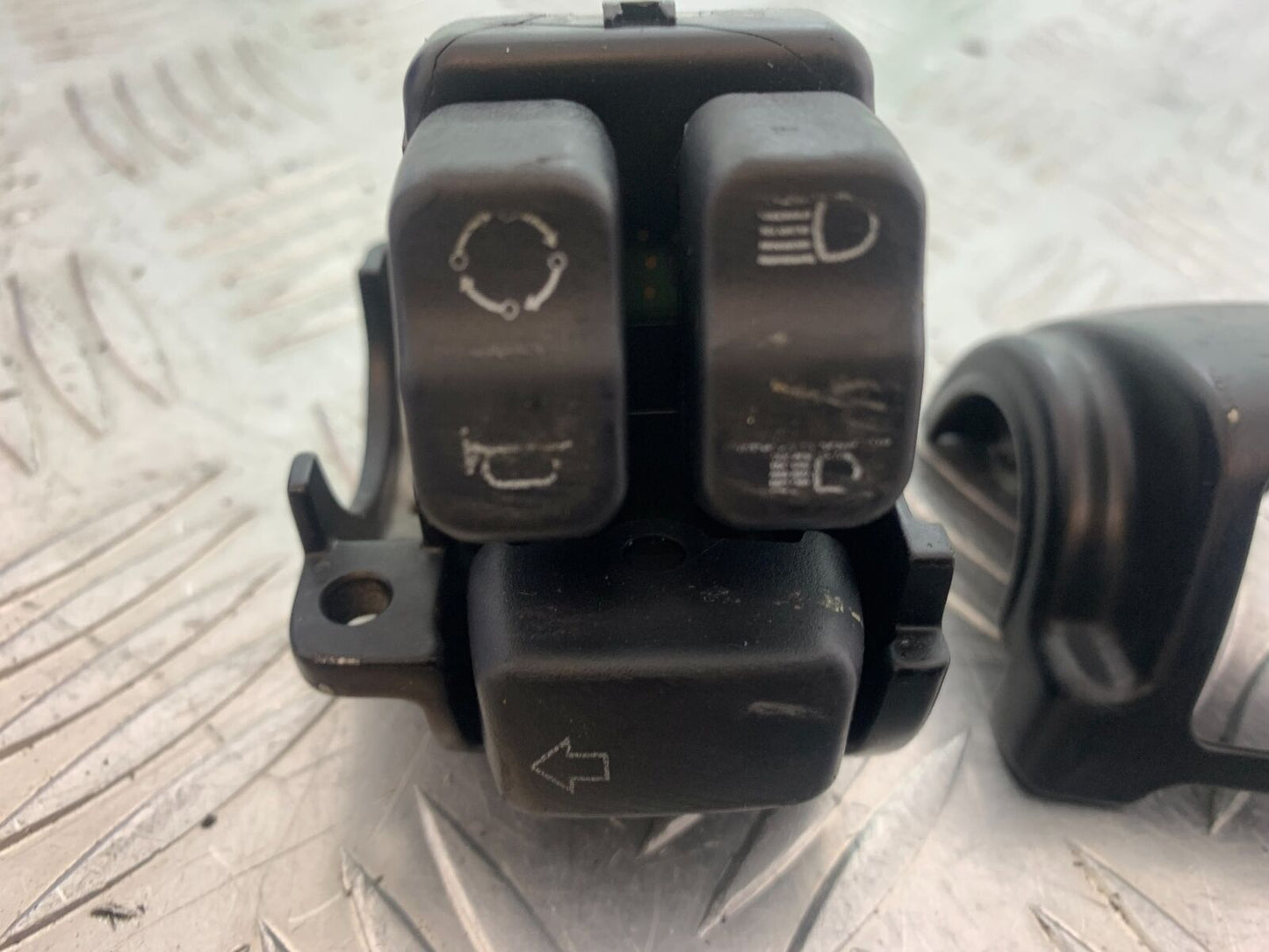 HARLEY DAVIDSON XL883 N IROD LEFT SWITCH GEAR (DAMAGED) YEAR 2020  (CMB1116)