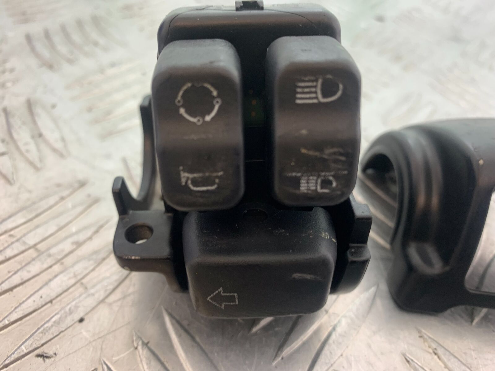 HARLEY DAVIDSON XL883 N IROD LEFT SWITCH GEAR (DAMAGED) YEAR 2020  (CMB1116)