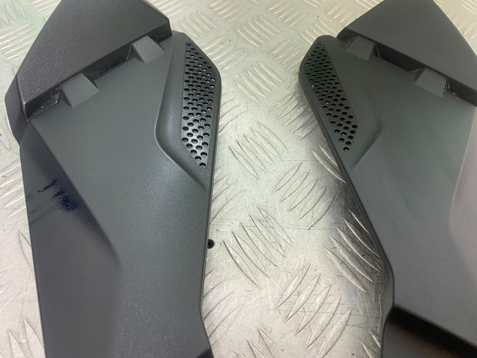 BMW R1200 R 1200 GS LEFT & RIGHT TANK PANELS    YEAR 2013-2016 (CMB1257)