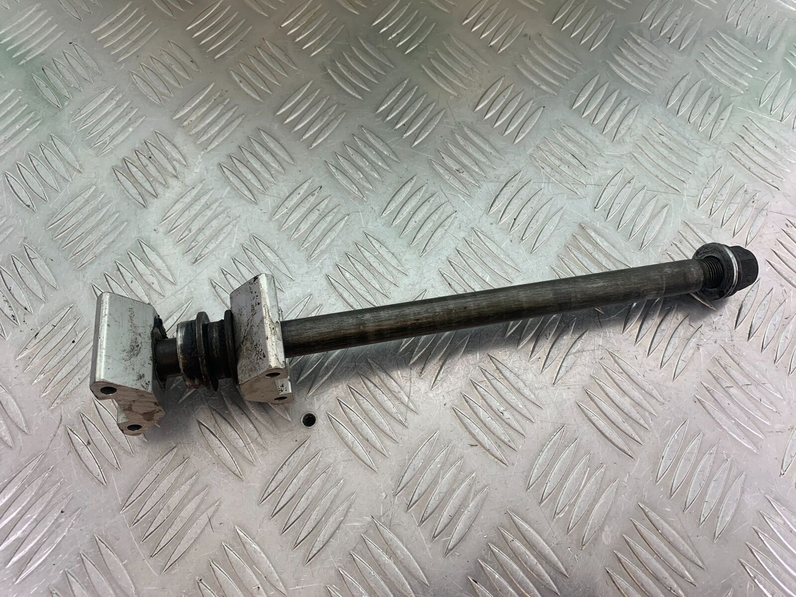 YAMAHA XJR1300 XJR 1300 REAR WHEEL SPINDLE  YEAR 1999-2003 (CMB1055)