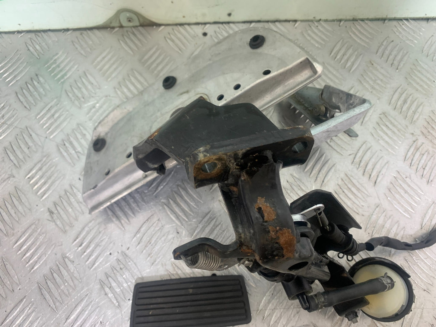 HONDA VTX1300 S-6  RIGHT FOOTBOARD  YEAR 2004-09 (CMB1159)