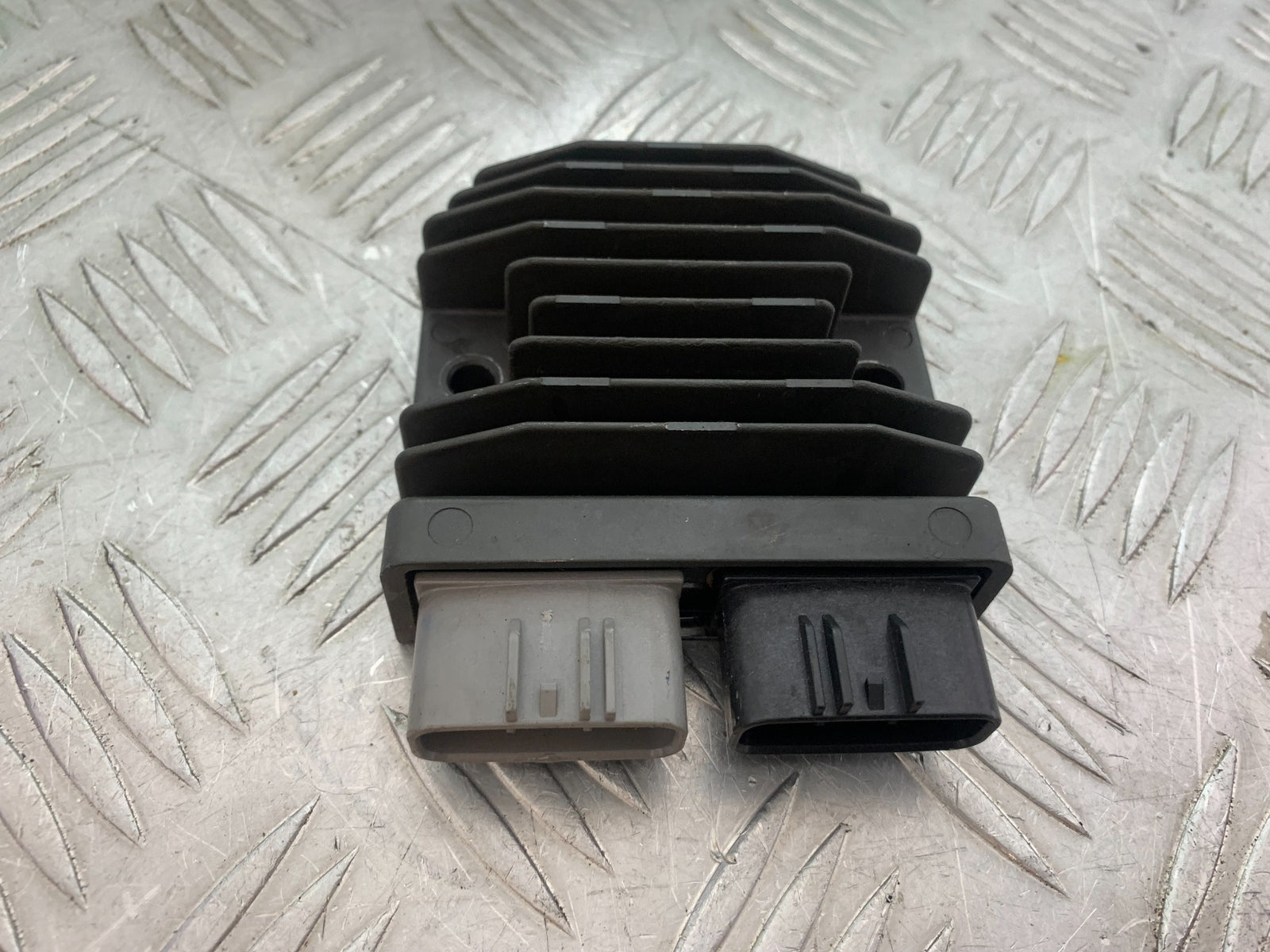 TRIUMPH TRIDENT 660 REGULATOR  YEAR 2021-2024 (CMB1148)
