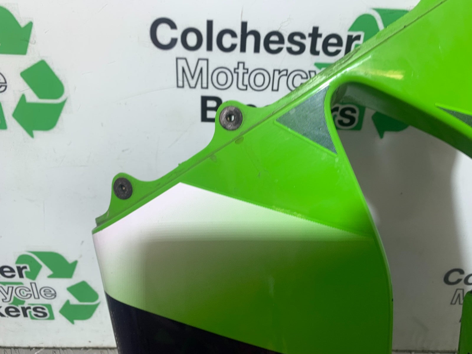 KAWASAKI ZX9R ZX9 E1 LEFT MIDDLE FAIRING PANEL YEAR 2000-01 (CMB1171)