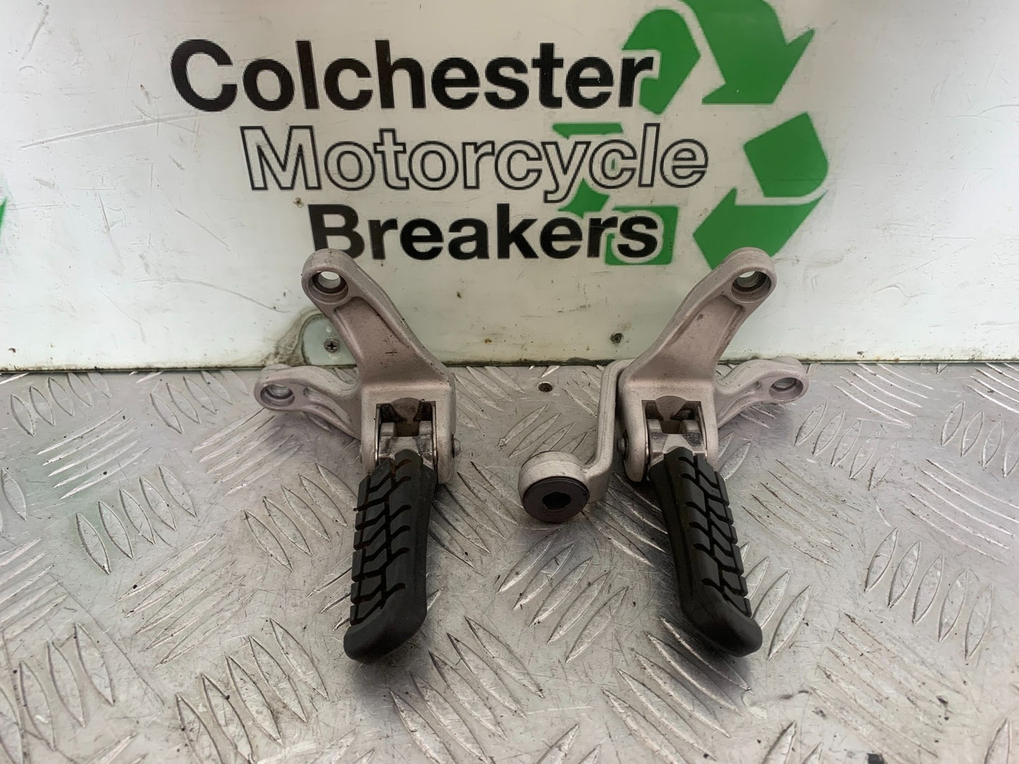 KTM 690 DUKE R LC4 REAR HANGERS AND PEGS YEAR 2012-2015  (CMB1180)