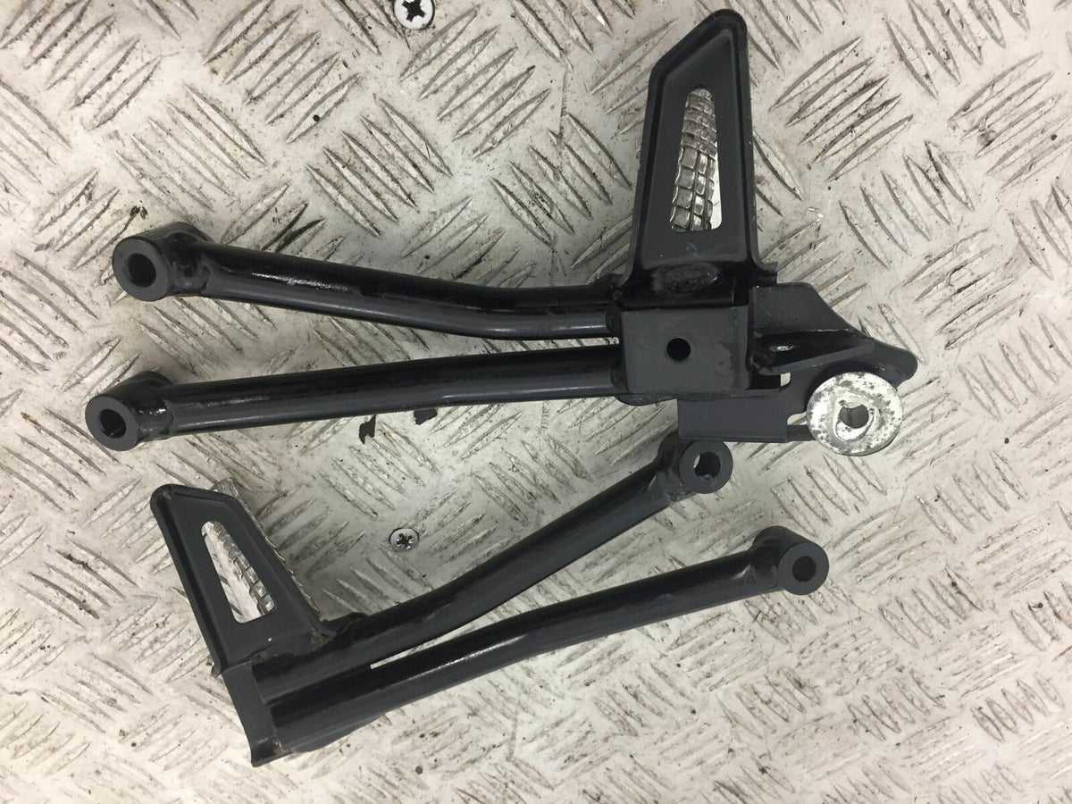 SUZUKI GSXR 125 GSX R125 REAR HANGERS AND PEGS  YEAR 2017