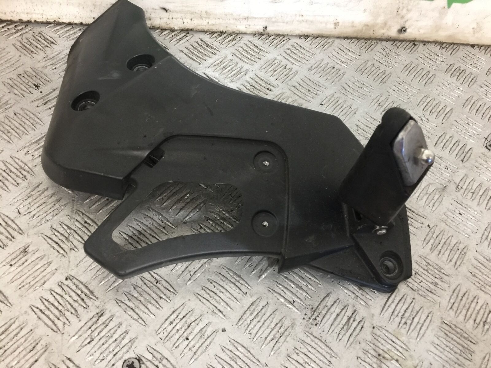 TRIUMPH TROPHY 1215 SE FRONT RIGHT HANGER AND PEG  2012-2017 (STOCK 870)