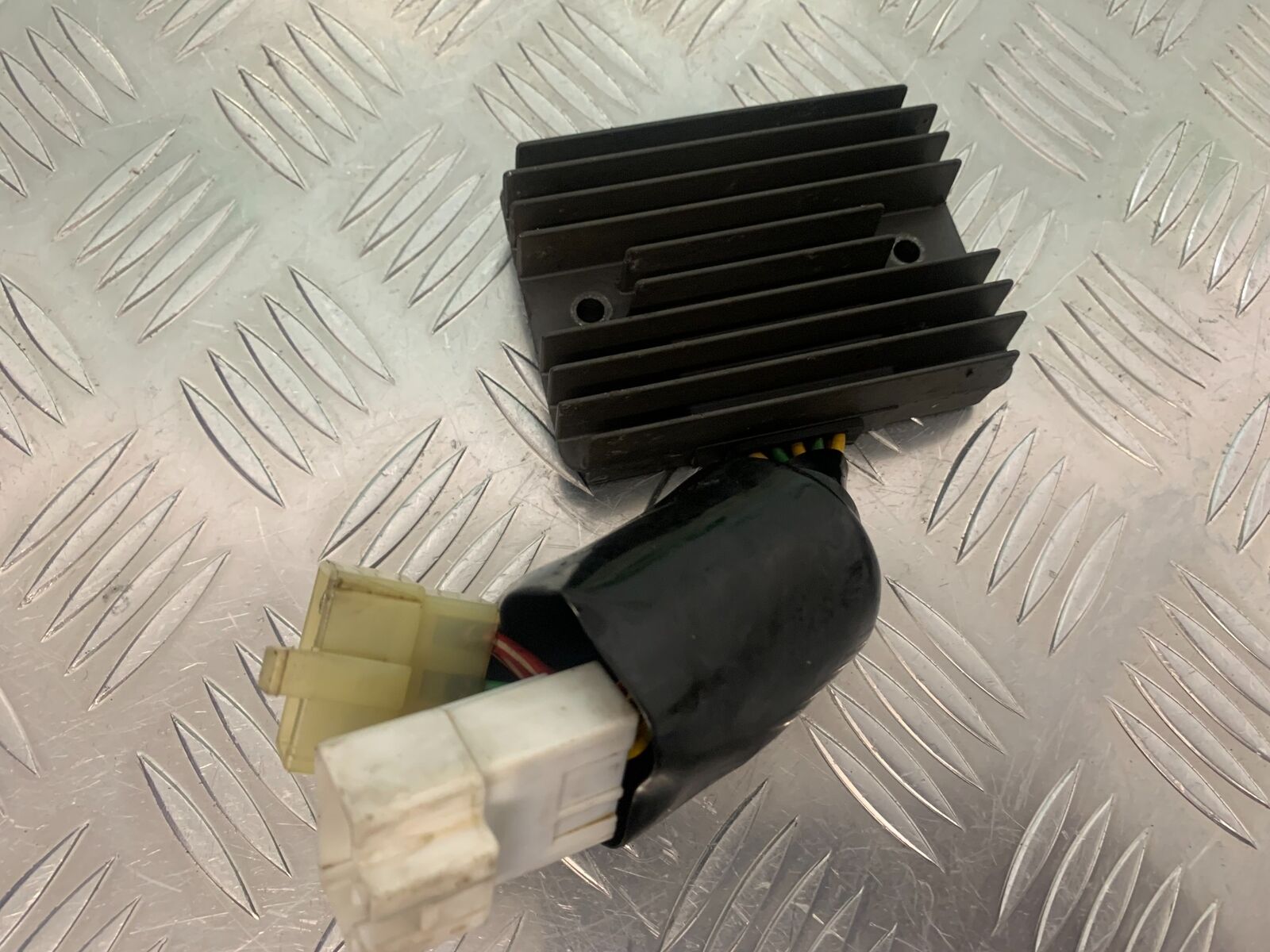 HONDA CBR1100 BLACKBIRD REGULATOR   YEAR 1999-05 (STOCK 961)