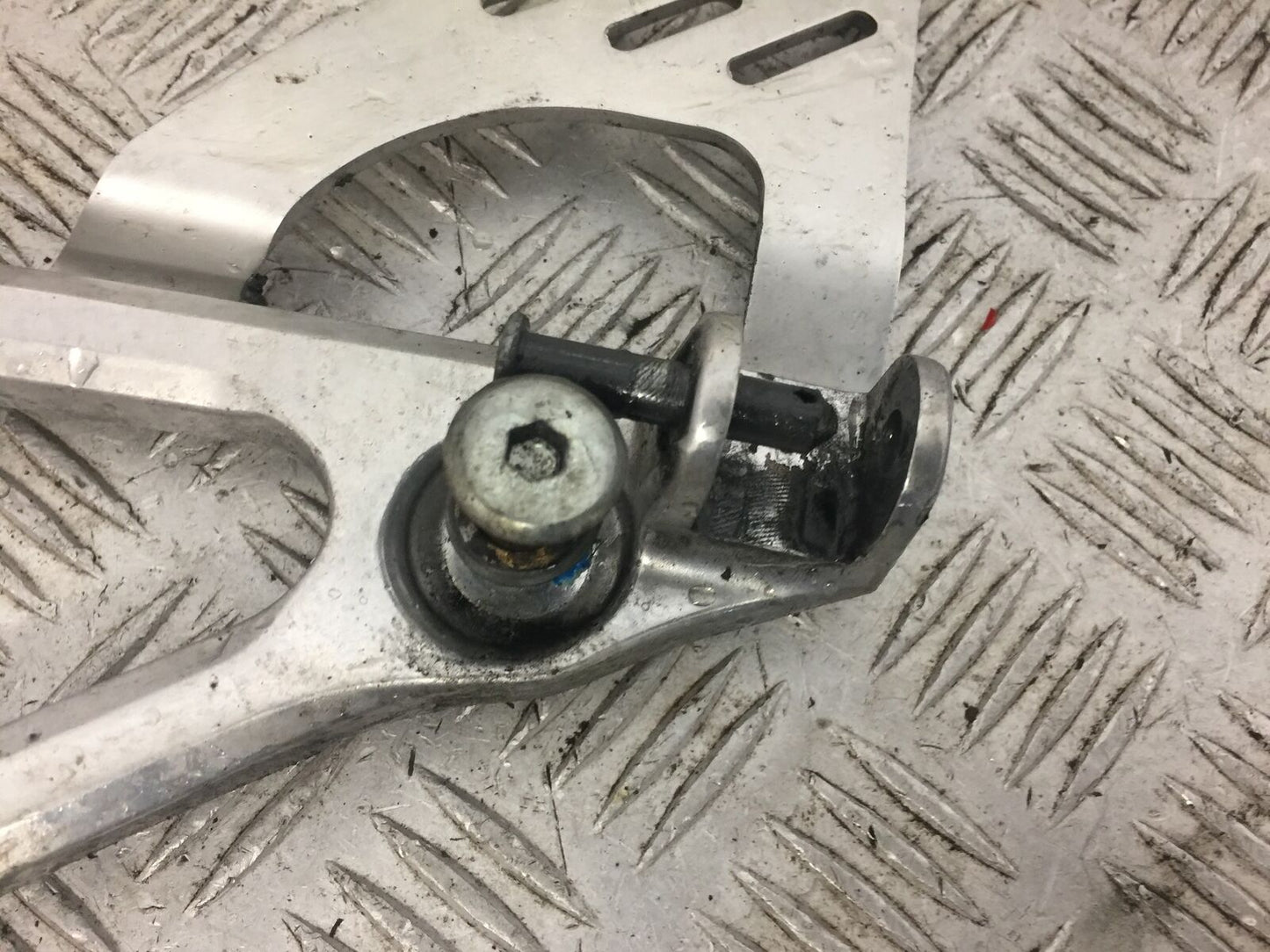 YAMAHA R6 5SL FRONT LEFT HANGER  YEAR 2004 (STOCK 666)