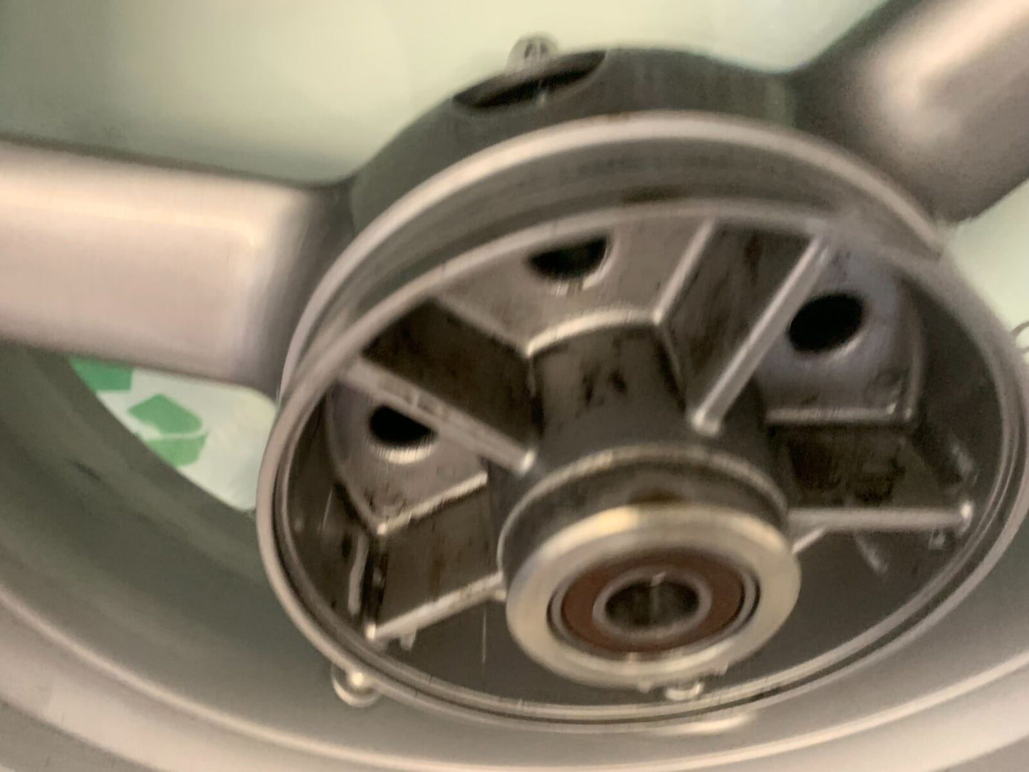TRIUMPH 955I SPRINT RS REAR WHEEL  YEAR 1999-04 (STOCK 989)
