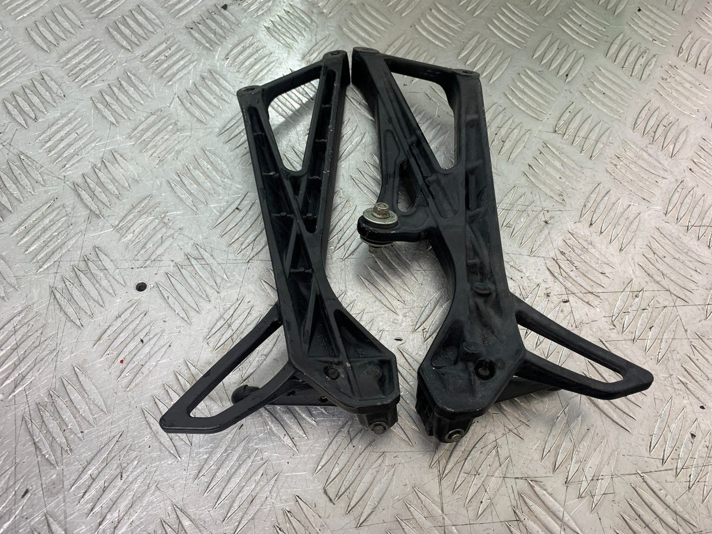 MV AGUSTA 800 F3 REAR HANGERS AND PEGS  YEAR 2017-2019 (CMB1227)