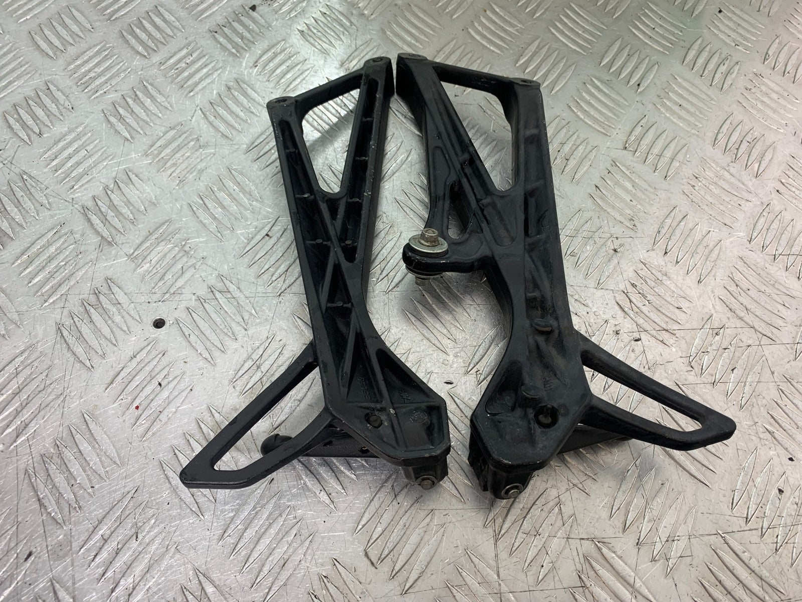 MV AGUSTA 800 F3 REAR HANGERS AND PEGS  YEAR 2017-2019 (CMB1227)