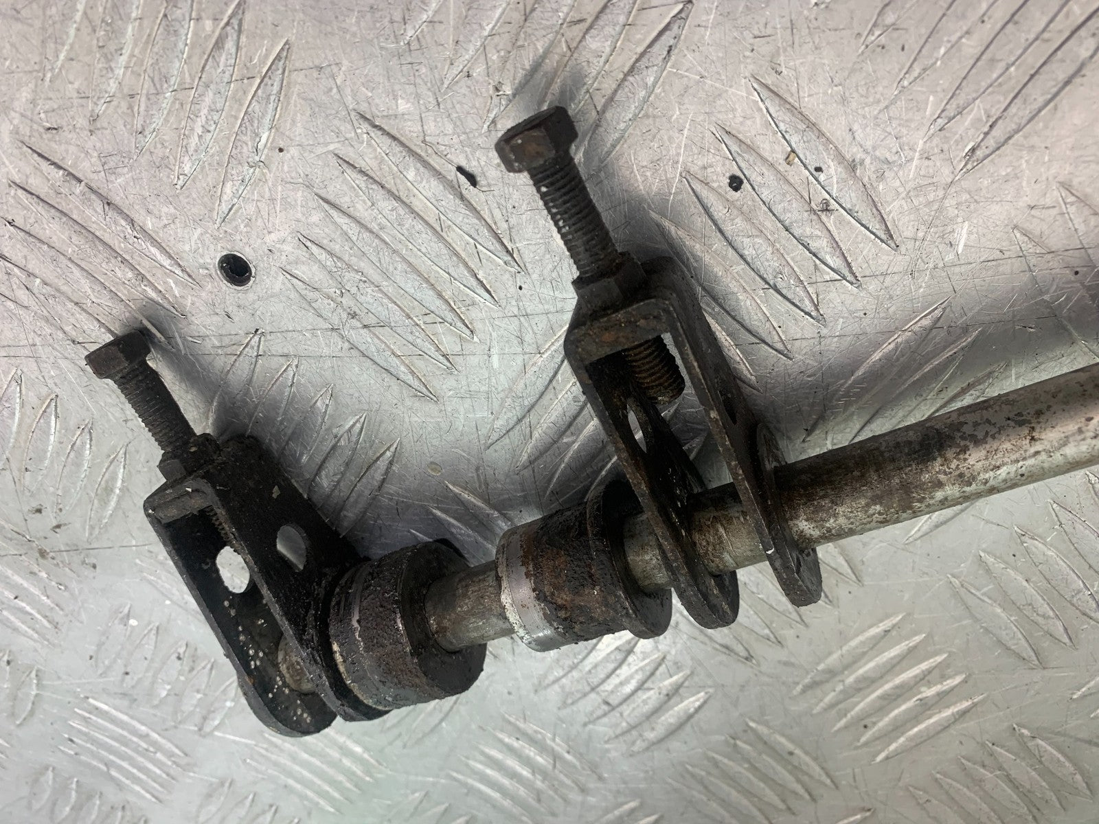 KAWASAKI GPZ600 GPZ 600 REAR WHEEL SPINDLE & ADJUSTERS    YEAR 1988-90 (CMB1258)