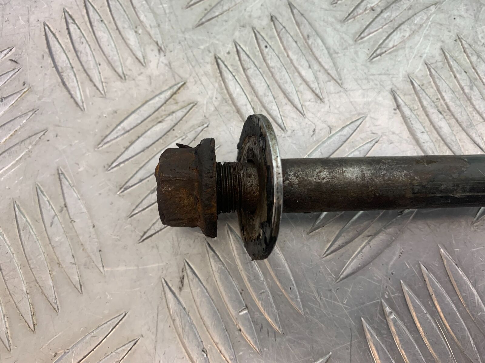 YAMAHA XVS 1100 DRAGSTAR REAR WHEEL SPINDLE    YEAR 2000-2007 (CMB1108)