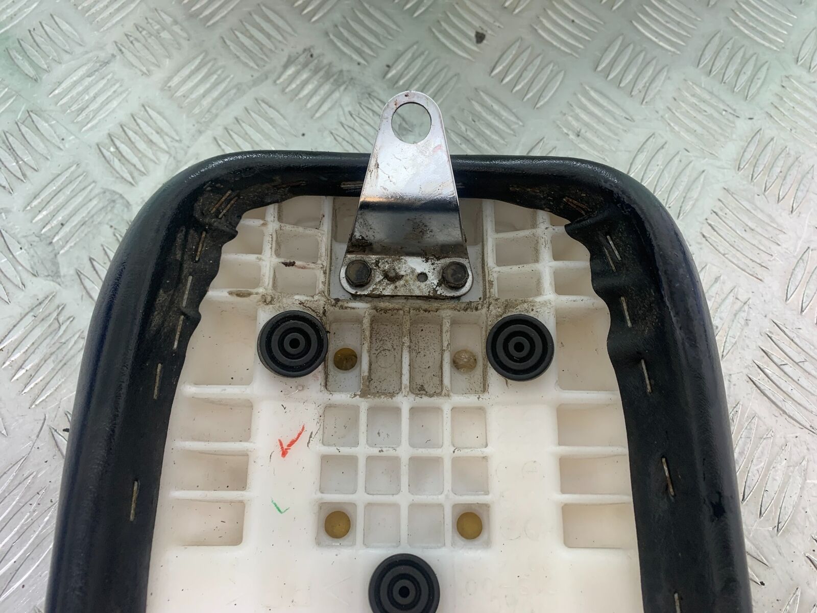 YAMAHA XVS 1100 DRAGSTAR REAR SEAT  YEAR 2000-2007 (CMB1108)