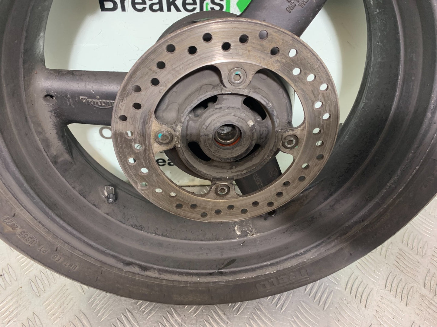 TRIUMPH 955i DAYTONA REAR WHEEL YEAR 2002-2006 (CMB1229)