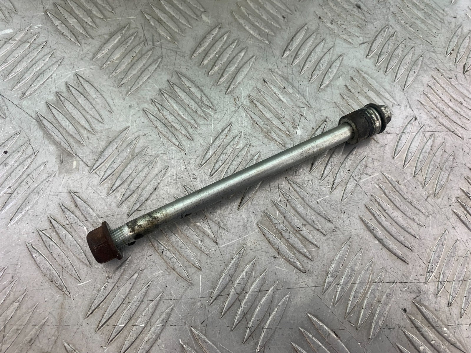 HONDA CBF125 CBF 125 FRONT WHEEL SPINDLE   YEAR 2009-14  (CMB1172)