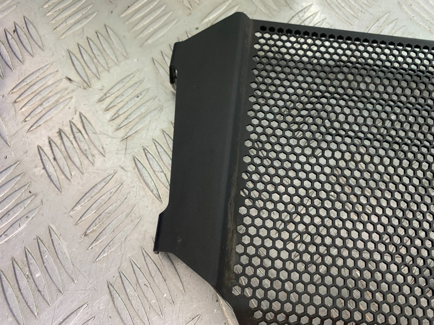 TRIUMPH SPEED TRIPLE R 1050 RADIATOR GRILL   2009 (CMB1183)