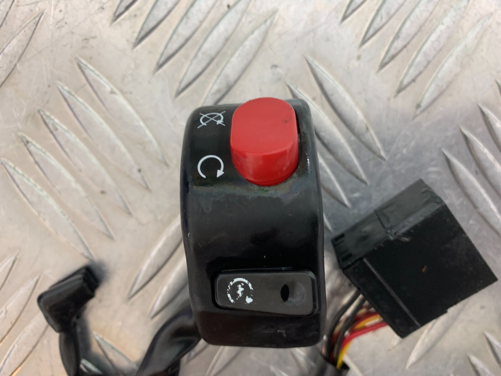 TRIUMPH 600 DAYTONA RIGHT SWITCH GEAR  YEAR 2003-2006 (STOCK 999)