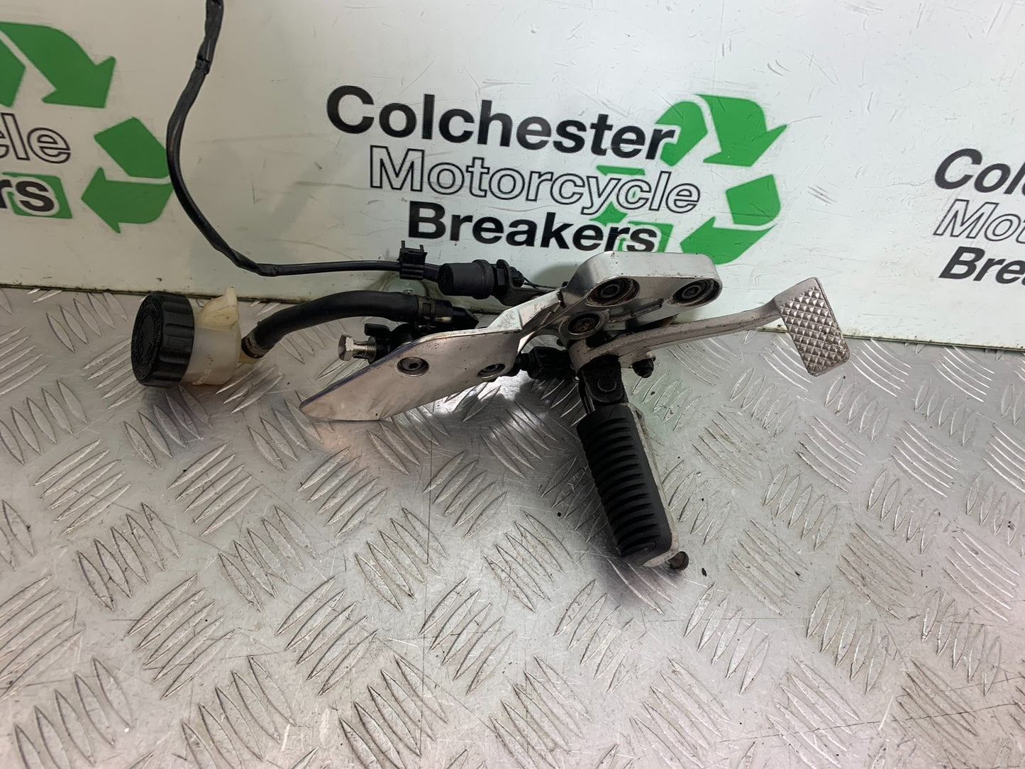 YAMAHA FZS1000 FAZER FRONT RIGHT HANGER PEG & PEDAL YEAR 2001-05 (CMB1275)