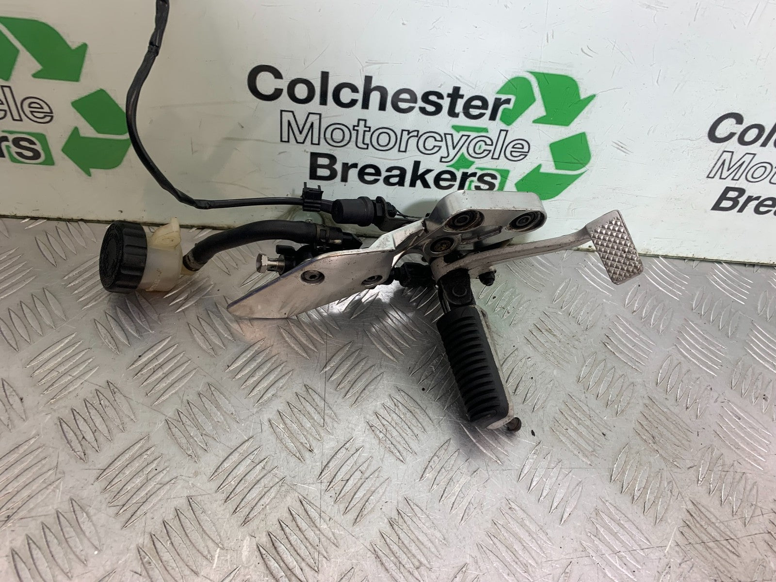 YAMAHA FZS1000 FAZER FRONT RIGHT HANGER PEG & PEDAL YEAR 2001-05 (CMB1275)