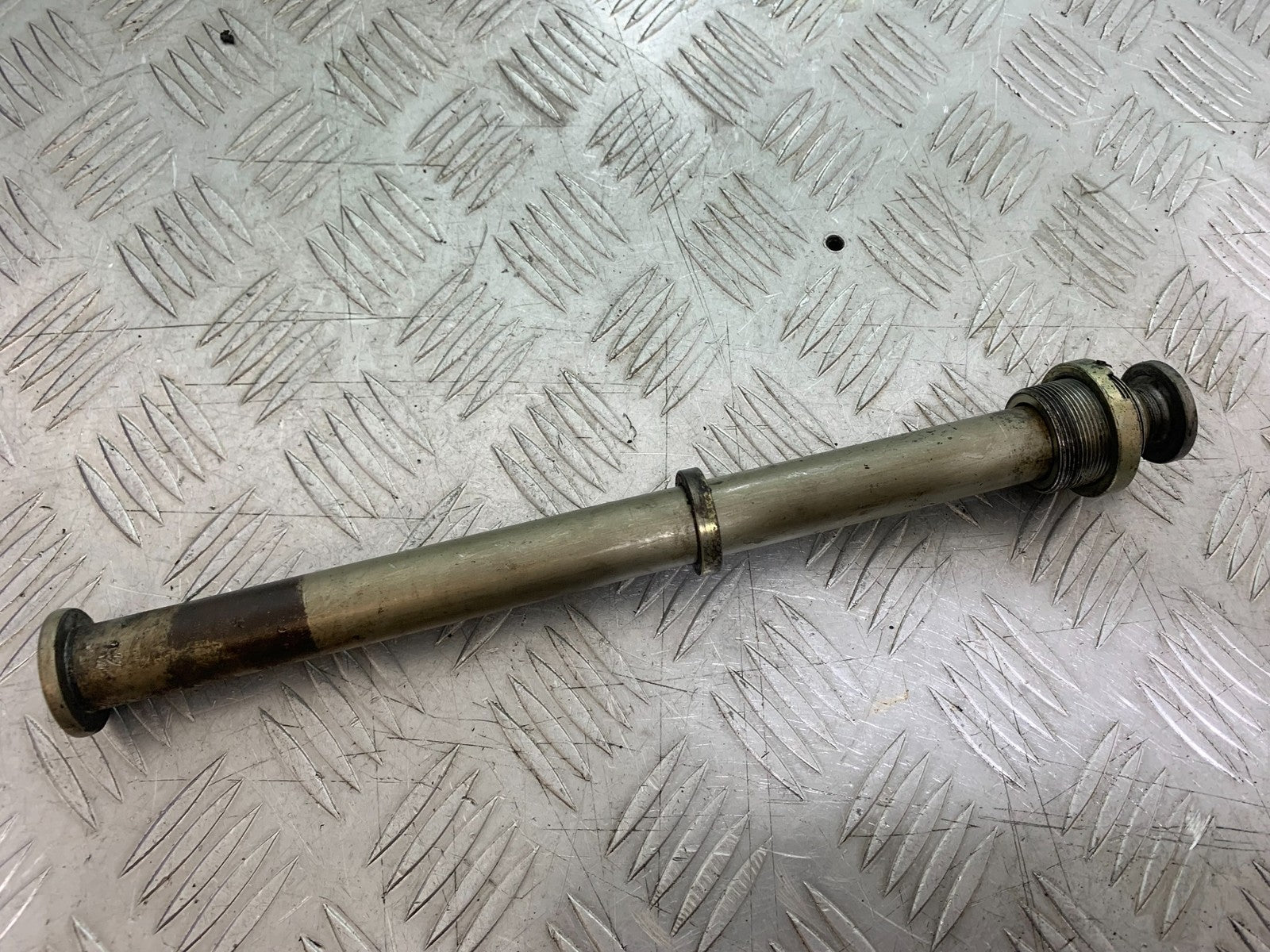 TRIUMPH SPEED TRIPLE R 1050 SWINGARM SPINDLE  2009 (CMB1183)