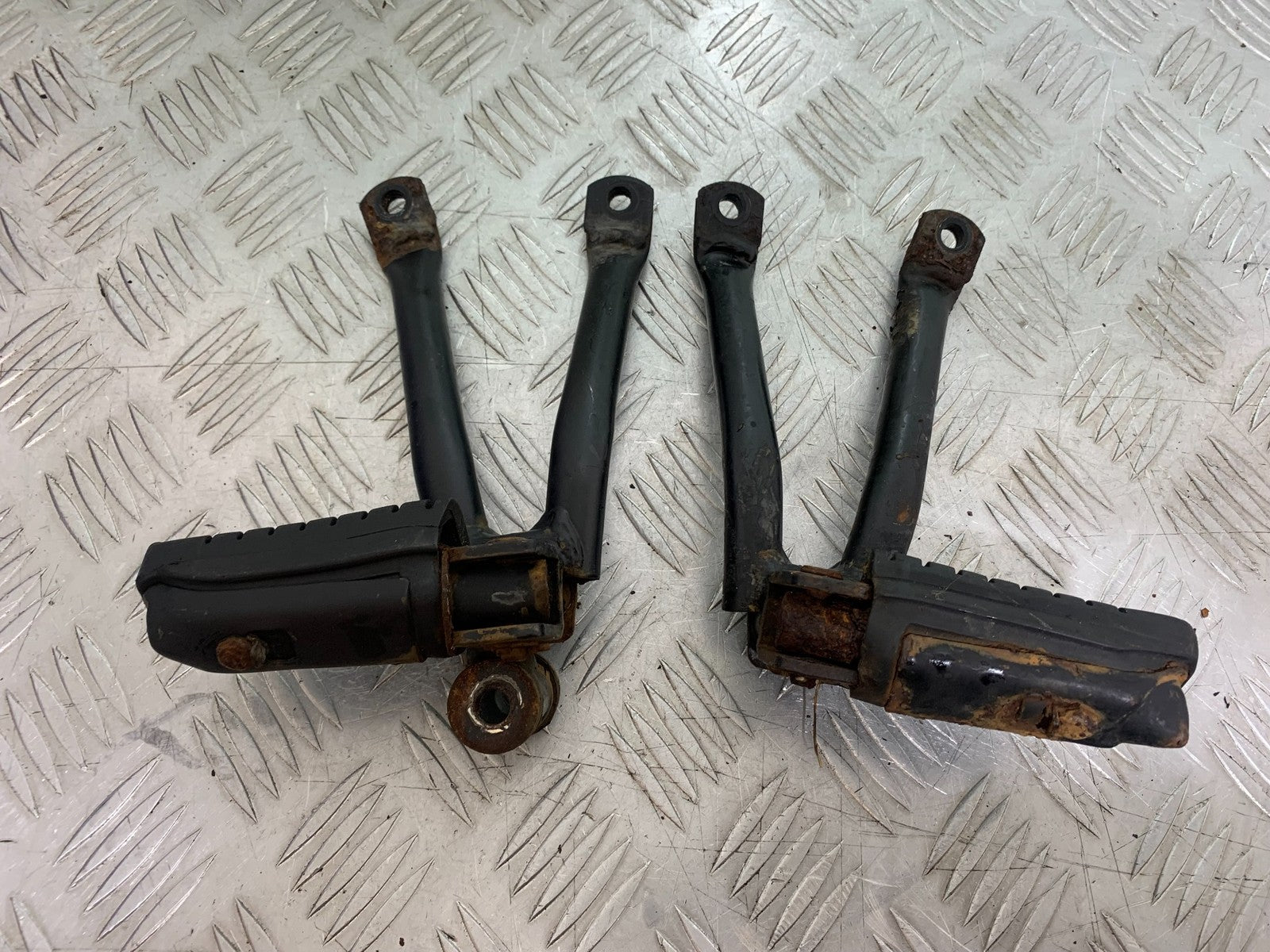 HONDA CBF125 CBF 125 REAR HANGERS AND PEGS YEAR 2009-14 (CMB1182)