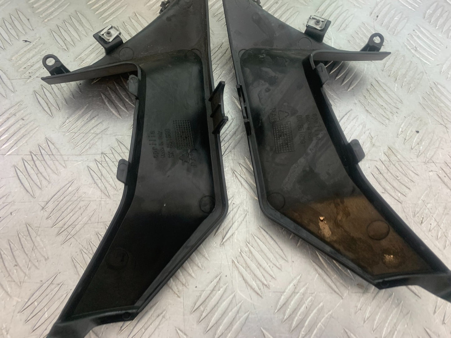 APRILIA SL750 SL 750 SHIVER LEFT & RIGHT TANK INFILLS  YEAR 2008-2016 (CMB1242)