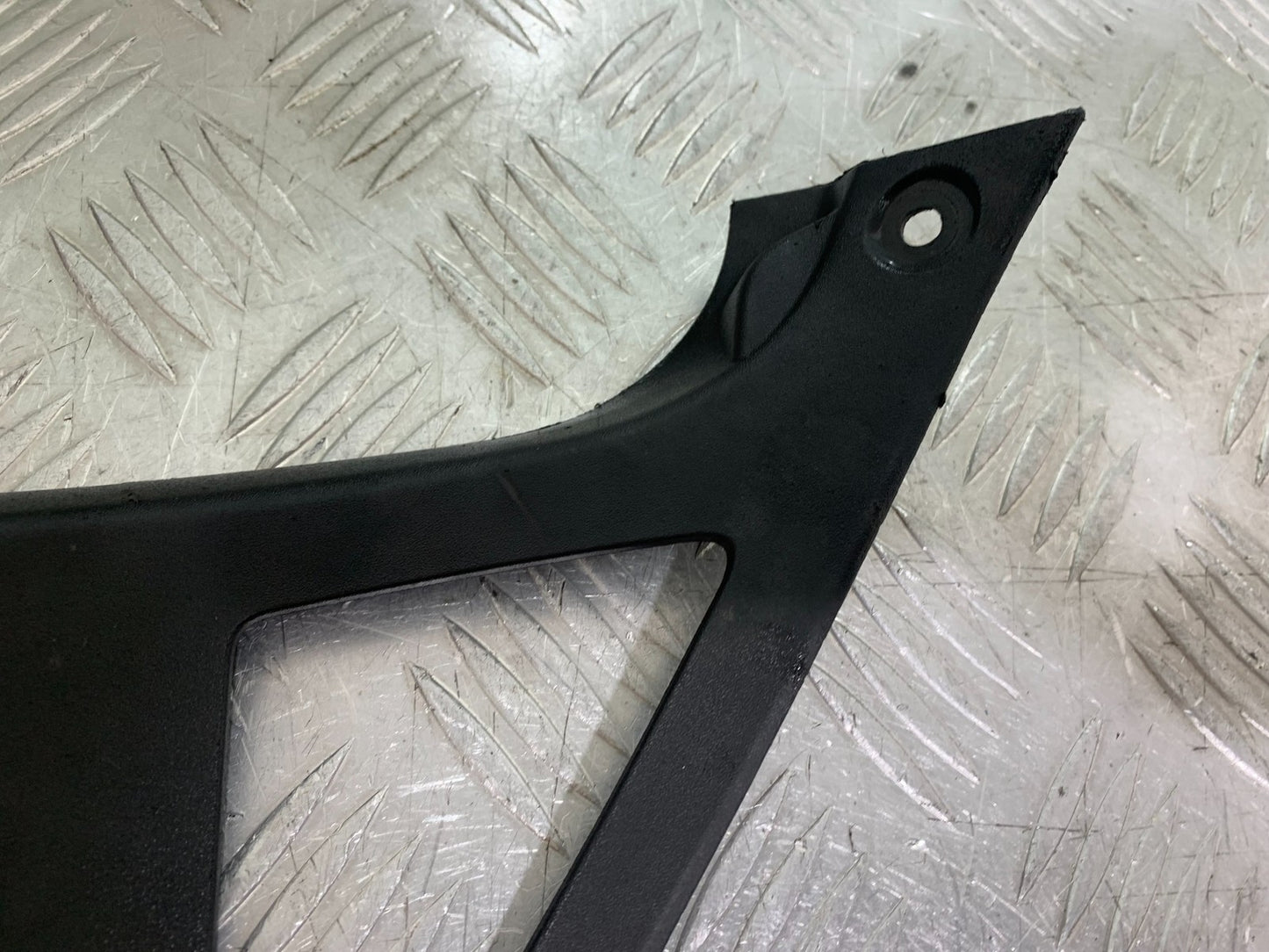 TRIUMPH 1050 SPRINT ST FAIRING V-PIECE  2003-2011 (CMB1285)