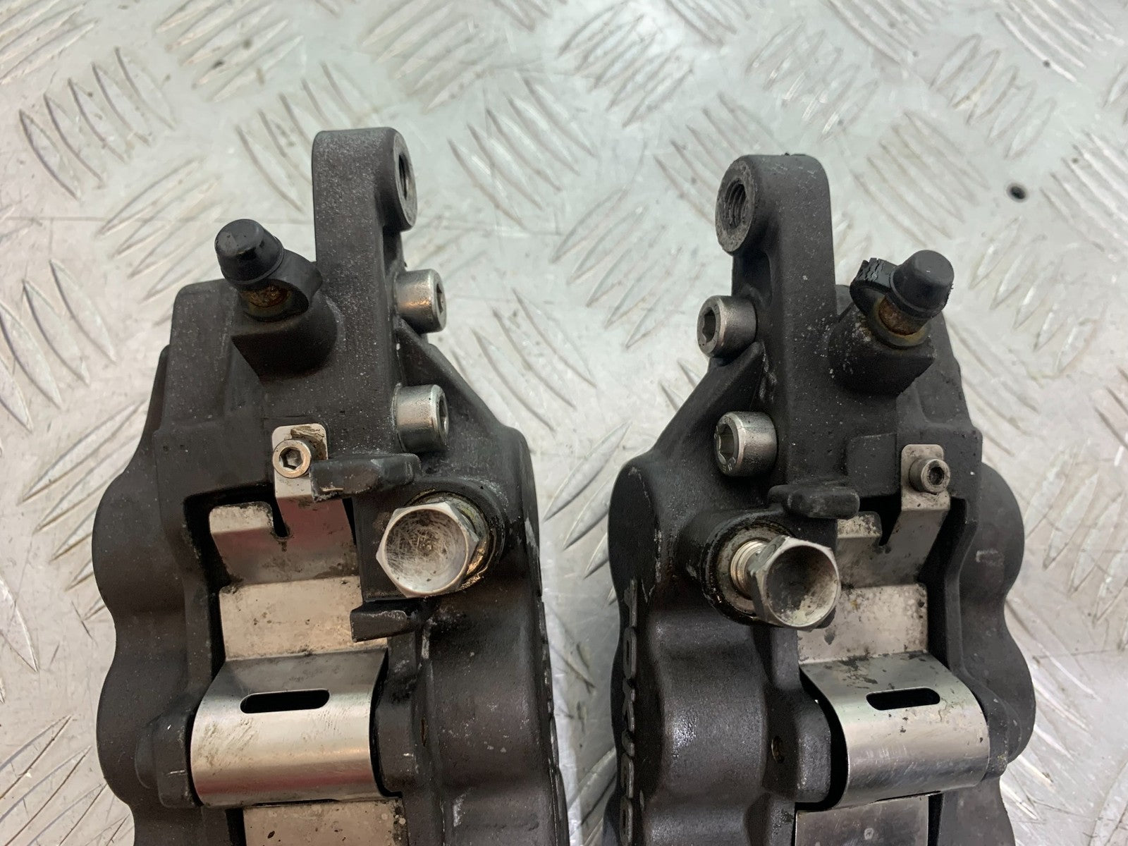 SUZUKI GSF1200 GSF 1200 BANDIT FRONT BRAKE CALIPERS  YEAR 2001-2004 (CMB1188)