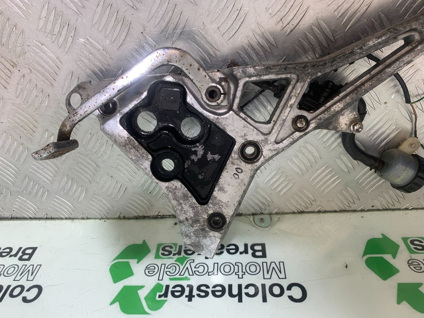 YAMAHA FJ1100 FJ 1100 RIGHT HANGER   YEAR 1984-1985 (CMB1101)