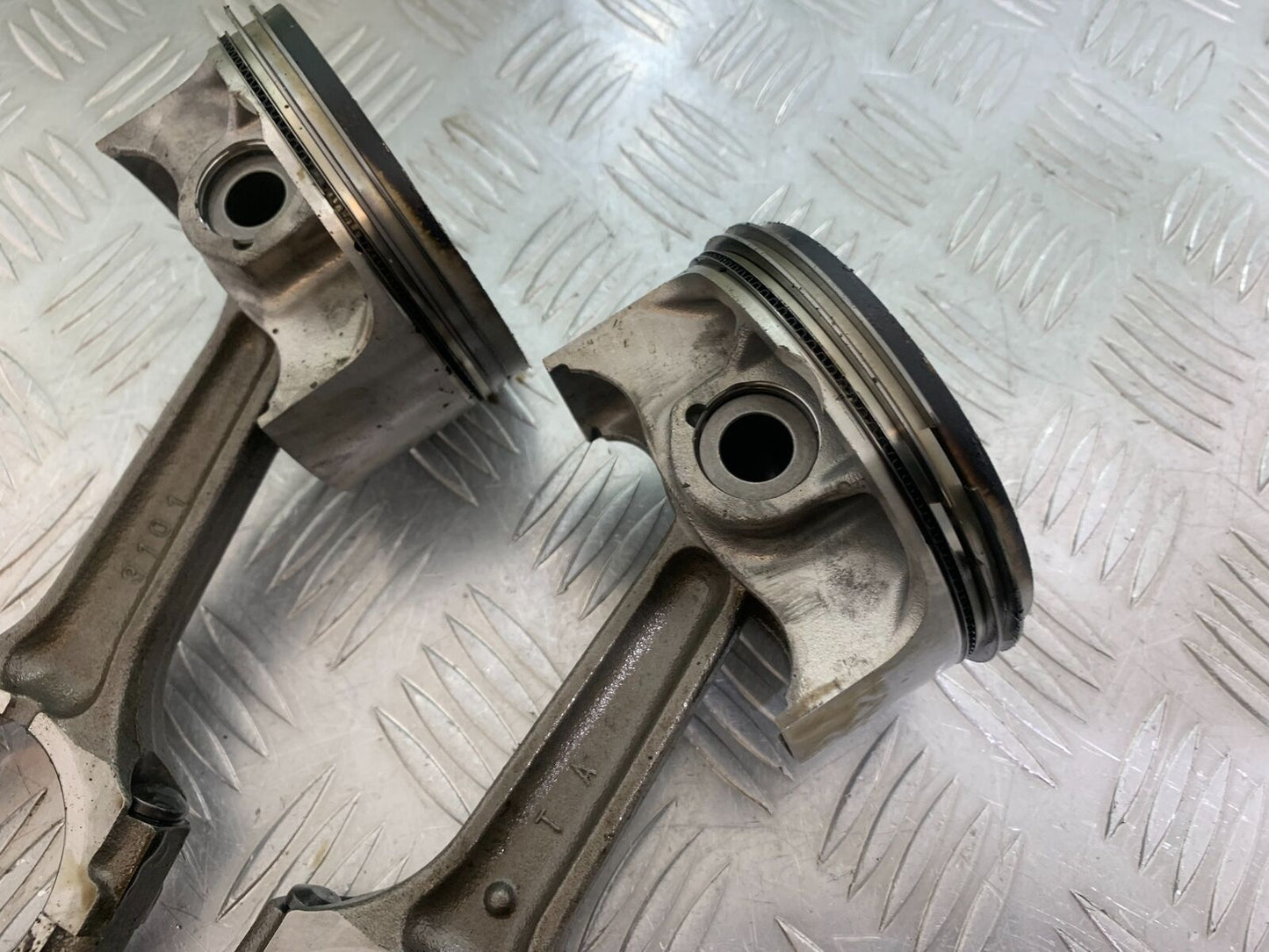 TRIUMPH THUNDERBIRD 1600 2 X CON RODS AND PISTONS   YEAR 2011 (CMB1107)