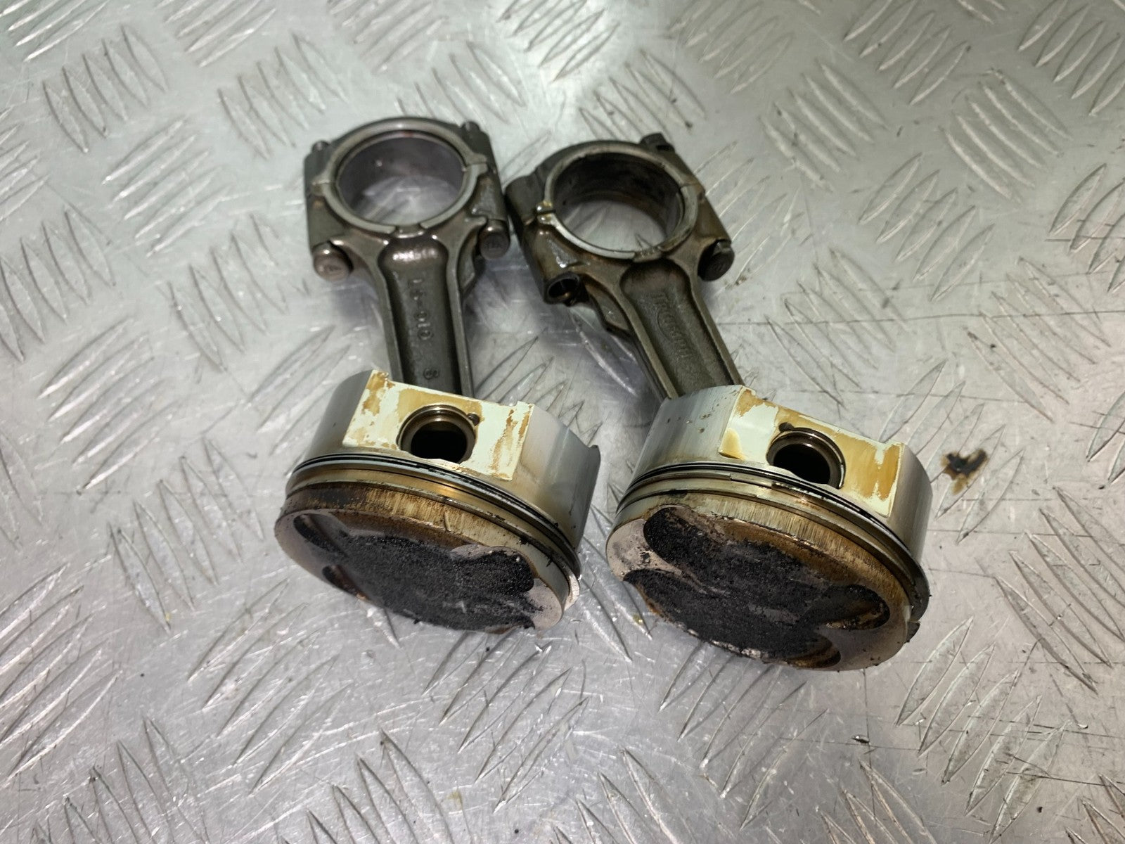 TRIUMPH 955i SPRINT ST 2X CON RODS AND PISTONS  YEAR 1999-2004