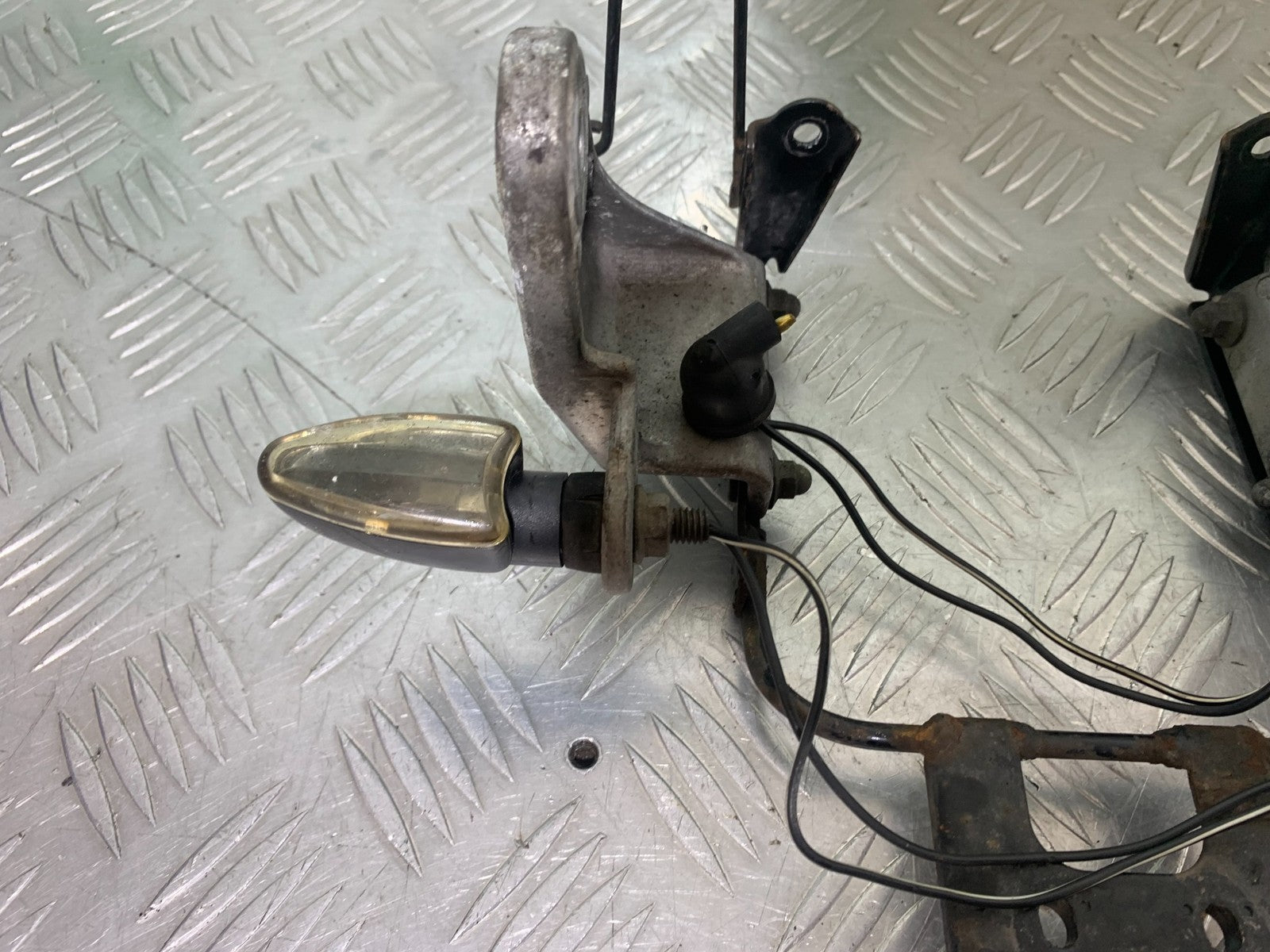 YAMAHA XJR1300 XJR 1300 HEADLIGHT BRACKET   YEAR  1999-2003 (CMB1119)