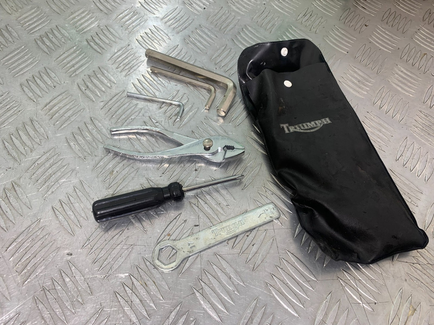 TRIUMPH 1050 SPRINT ST TOOL KIT  2004-2007 (CMB1197)