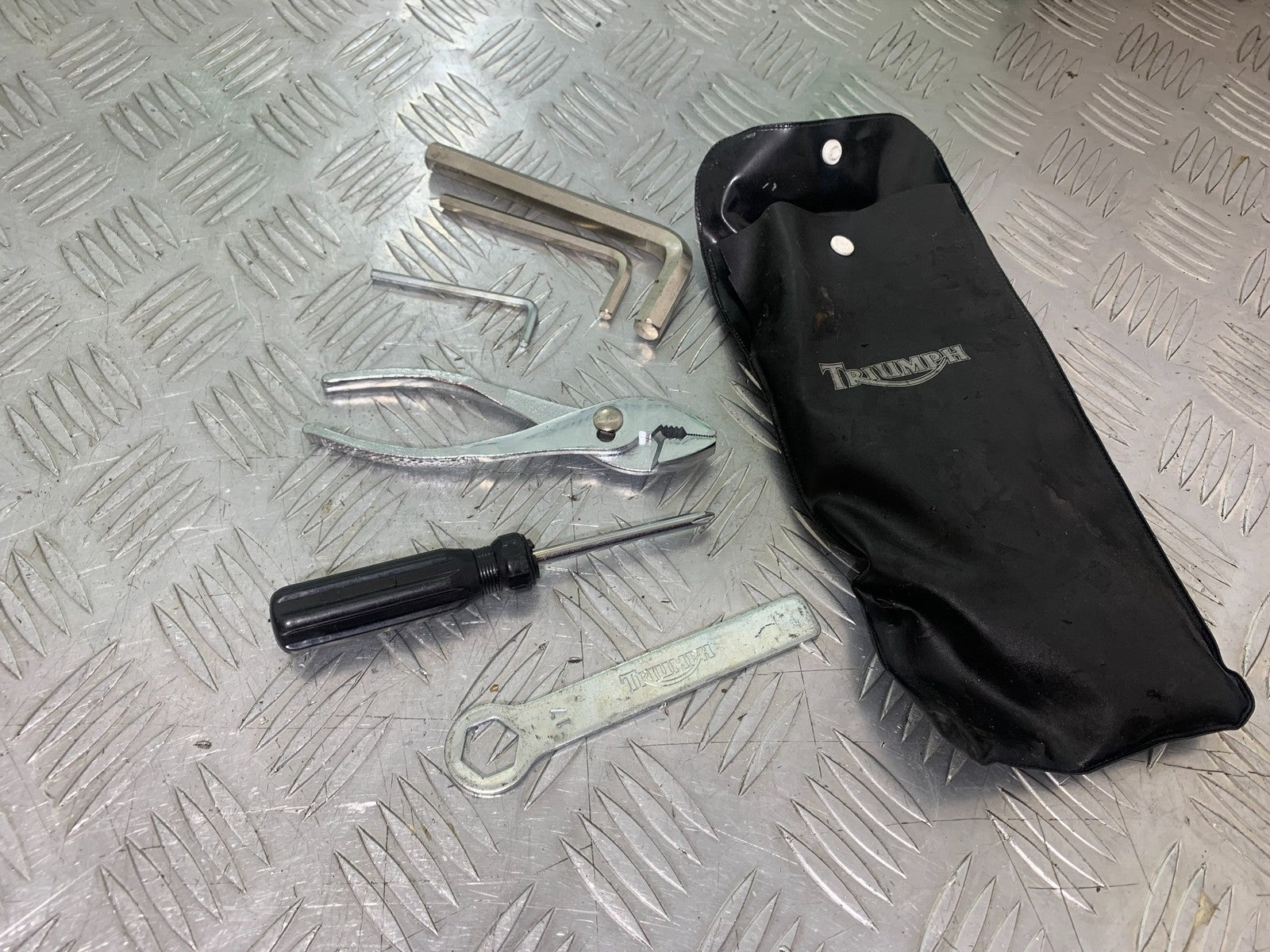 TRIUMPH 1050 SPRINT ST TOOL KIT  2004-2007 (CMB1197)