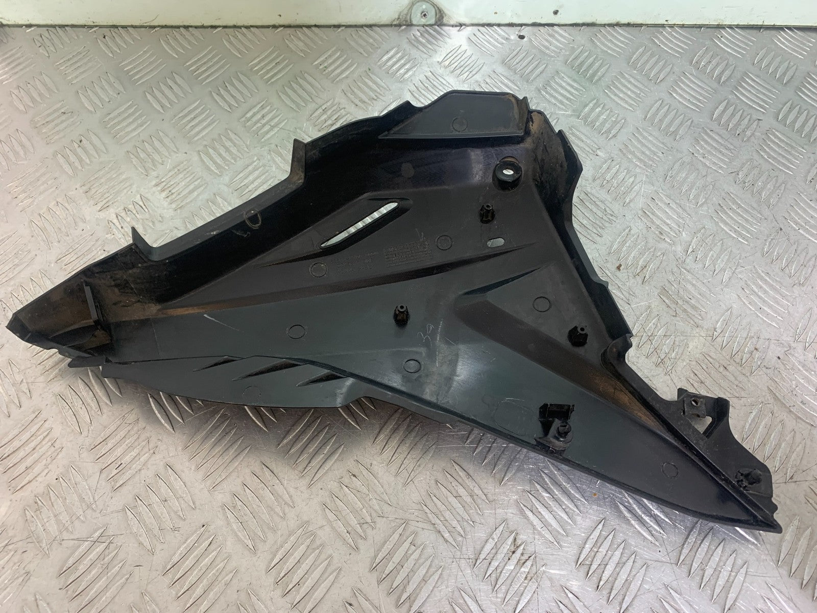 HONDA CBF125 CBF 125 RIGHT SEAT PANEL  YEAR 2009-14  (CMB1172)