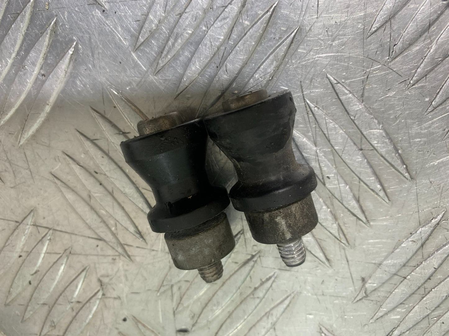 SUZUKI GSXR750 GSXR 750 K4 K5 SWINGARM BOBBINS   2004-2005 (CMB1319)