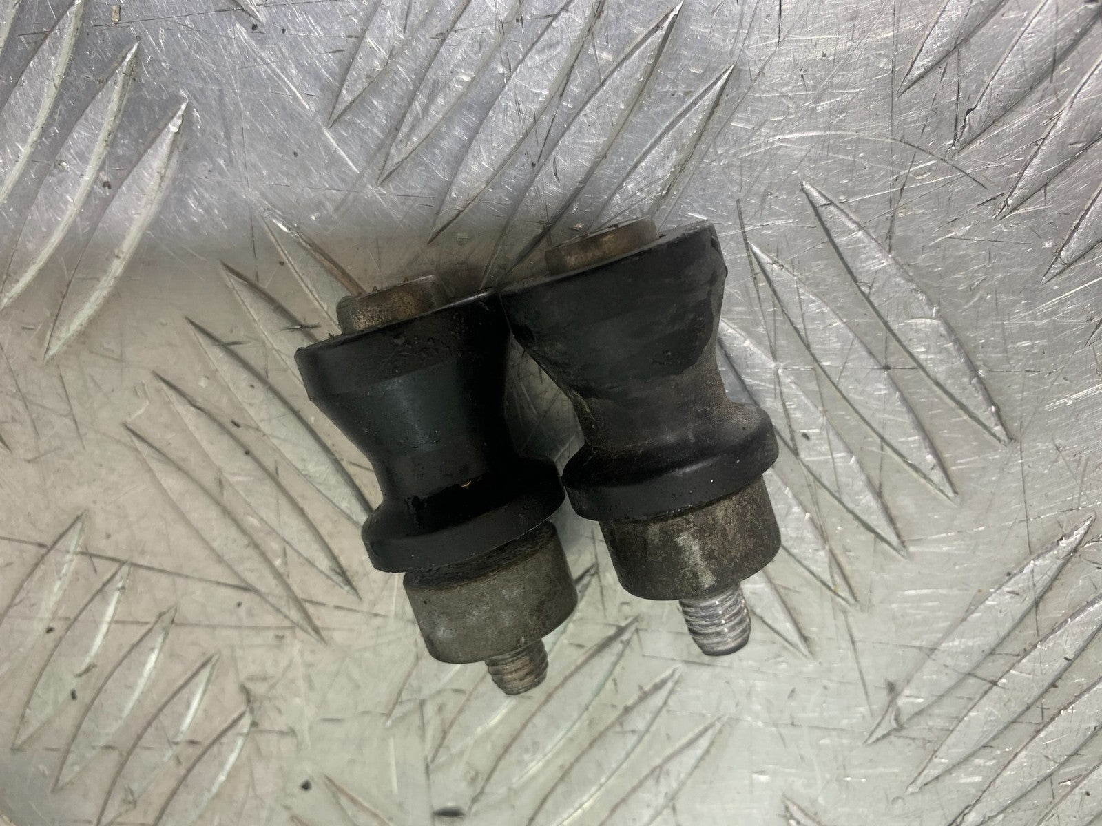 SUZUKI GSXR750 GSXR 750 K4 K5 SWINGARM BOBBINS   2004-2005 (CMB1319)