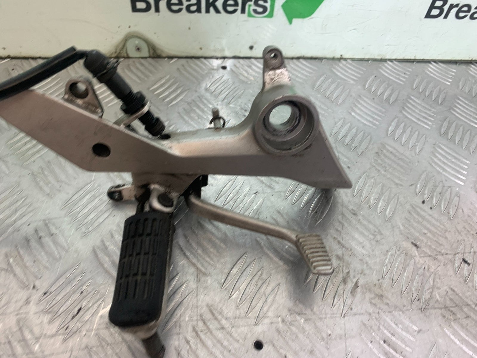 HONDA VFR800 PRE V-TEC FRONT RIGHT HANGER AND PEDAL  YEAR 1998-2001 (CMB1233)