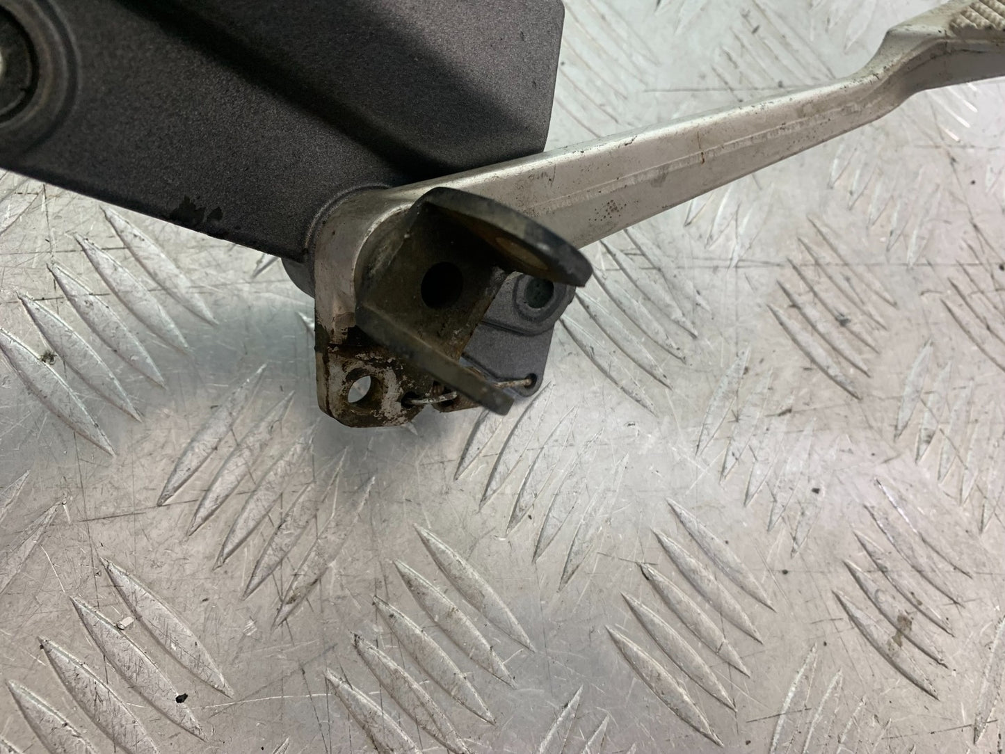 TRIUMPH TROPHY 900 FRONT RIGHT HANGER & PEDAL    YEAR 1991-95 (CMB1251)