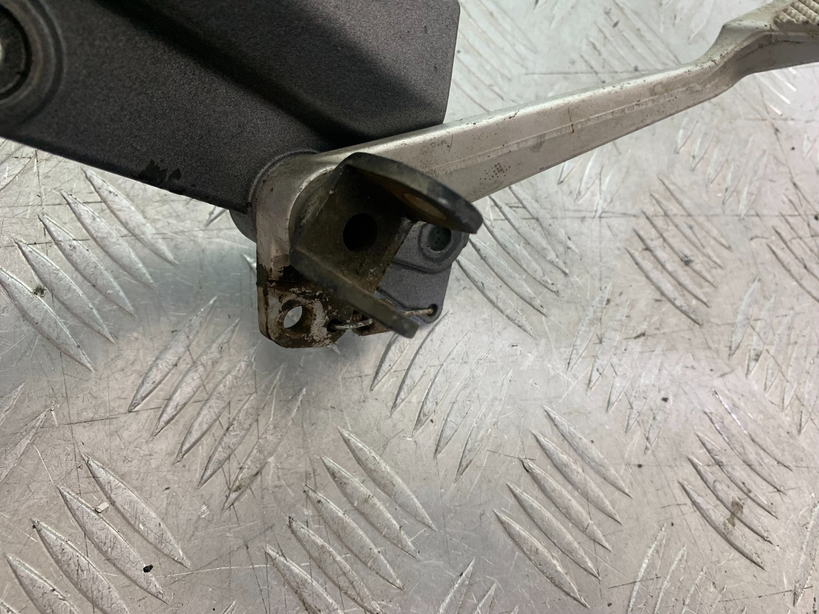 TRIUMPH TROPHY 900 FRONT RIGHT HANGER & PEDAL    YEAR 1991-95 (CMB1251)