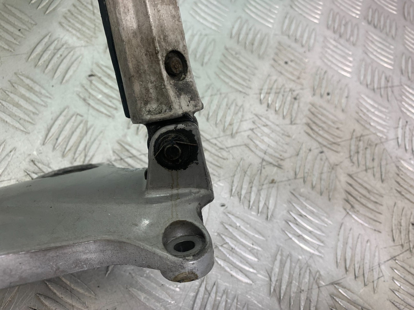 HONDA XL125 VARADERO FRONT RIGHT HANGER   YEAR 2001-2006  (CMB1210)